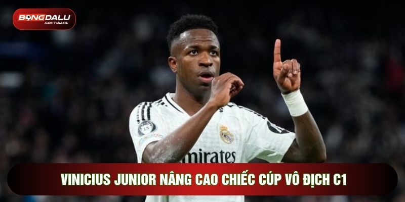 Vinicius Junior nâng cao chiếc cúp vô địch C1